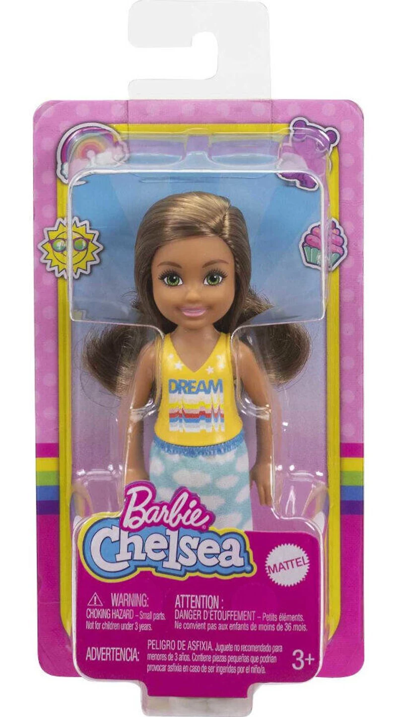 Poupée ​Barbie Chelsea, brunette, vêtue d'une jupe à imprimé nuages et de chaussures blanches