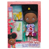 Ada Twist, Poupée de Scientifique Ada Twist Labo, Poupée Interactive de 31 cm (12,5 pouces) avec Accessoires de Labo de Recherche, Parle et Chante la Chanson "The Brainstorm Song"
