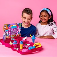 Kinetic Sand Scents, Coffret Stand de crème glacée, 680 g de sable à modeler (rose, blanc et bleu parfumé), boîte de rangement réutilisable, 6 outils et moules, jouets sensoriels pour enfants à partir de 3 ans