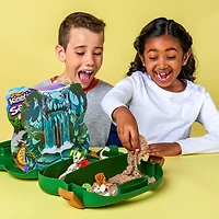 Kinetic Sand, Coffret Chercheur de dinosaures, 680 g de sable modelable (couleur plage marron, rouge et noir), boîte de rangement réutilisable, fossiles, 4 outils et moules, jouets sensoriels pour enfants à partir de 3 ans