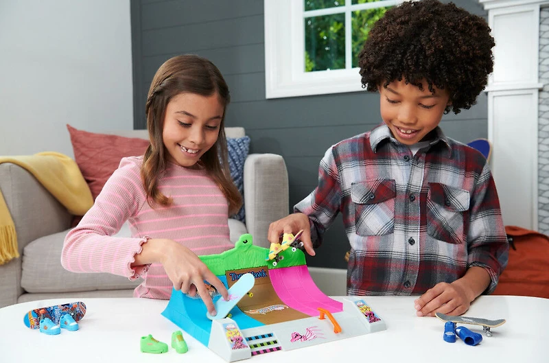 Hot Wheels -Skate -Planchodrome QG Hawk, 2 planches, 2 paires chauss.