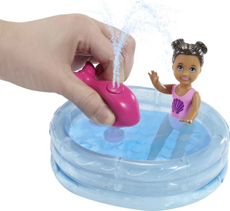 Poupées et coffret de jeu Skipper Babysitters Inc. Barbie avec poupée Skipper Gardienne d'enfants, poupée tout-petit avec maillot de bain à changement de couleur, piscine pour enfants, Baleine jouet aspergeuse et accessoires