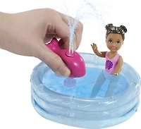 Poupées et coffret de jeu Skipper Babysitters Inc. Barbie avec poupée Skipper Gardienne d'enfants, poupée tout-petit avec maillot de bain à changement de couleur, piscine pour enfants, Baleine jouet aspergeuse et accessoires