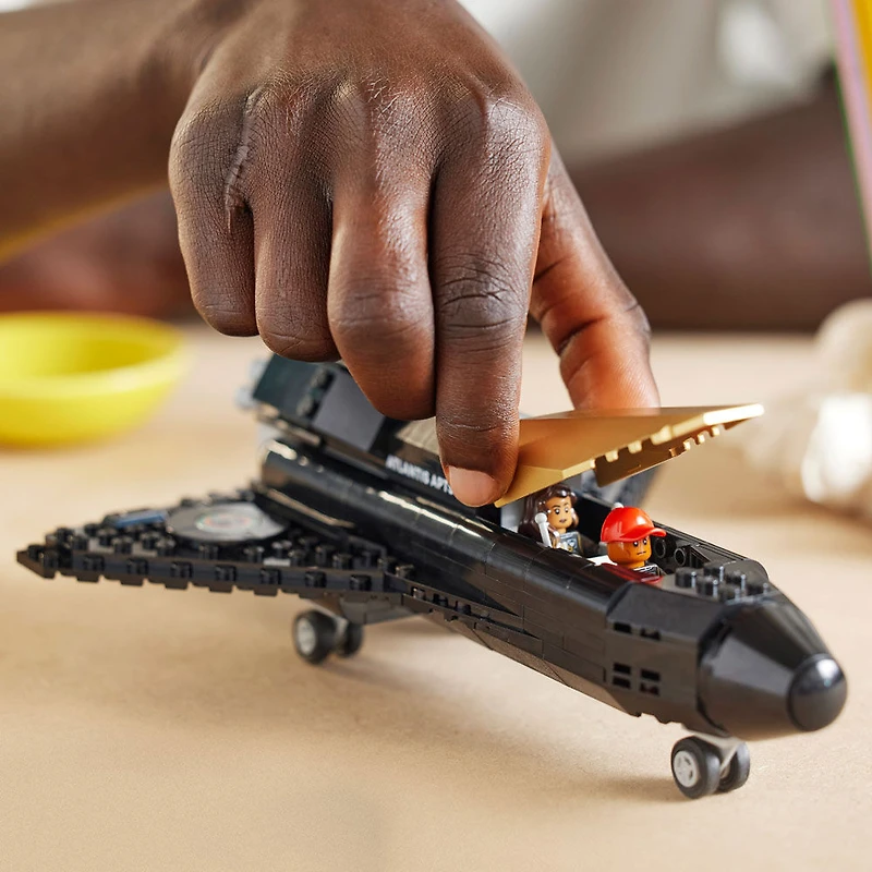 LEGO Icons Au-delà de la lune avec Pharrell Williams Ensemble de construction de modèle de navette spatiale ; Cadeau créatif pour adultes 10391 (966 pièces)