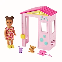Barbie Skipper Babysitters Inc. Petite poupée pour tout-petit et maisonnette rose avec moulinet, ours en peluche et tasse