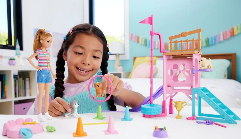 Barbie Poupée et Coffret Parcours d'Obstacles avec poupée, 3 figurines de chiens et accessoires