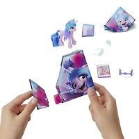 My Little Pony : Marquons les esprits, Izzy Moonbow Magie des marques de beauté, poney de 7,5 cm avec accessoires surprises