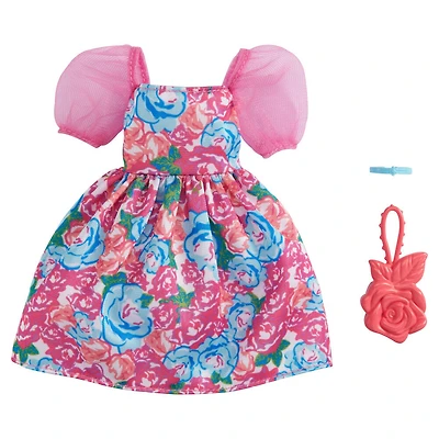 ​Coffret Tenue ​Barbiecomprenant robe florale rose à manches bouffantes, sac à main en forme de fleur et collier bleu, vêtements pour poupées