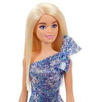 Poupée Barbie, vêtue d'une robe bleue étincelante, de chaussures argentées et d'un bracelet argenté