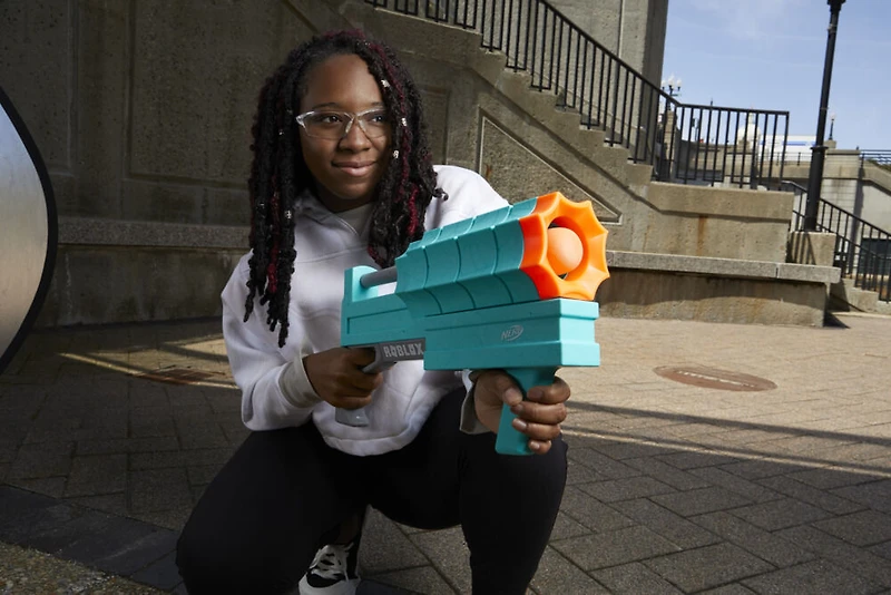 Nerf Roblox, blaster lance-roquette SharkBite: Web Launcher, inclut code pour objet virtuel exclusif, 2 roquettes Nerf, mécanisme à pompe