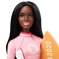 Poupée ​​Barbie Surfeuse des Jeux olympiques de Tokyo 2020 vêtue d'une tenue de surf, avec veste Tokyo 2020, médaille et planche de surf avec ailerons Tokyo 2020