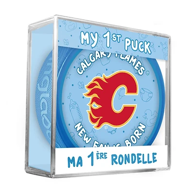 Logo du nouveau fan des Flames de Calgary de la LNH sur une rondelle bleue dans un cube