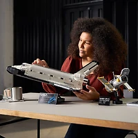 LEGO La navette spatiale Discovery de la NASA 10283 (2354 pièces)