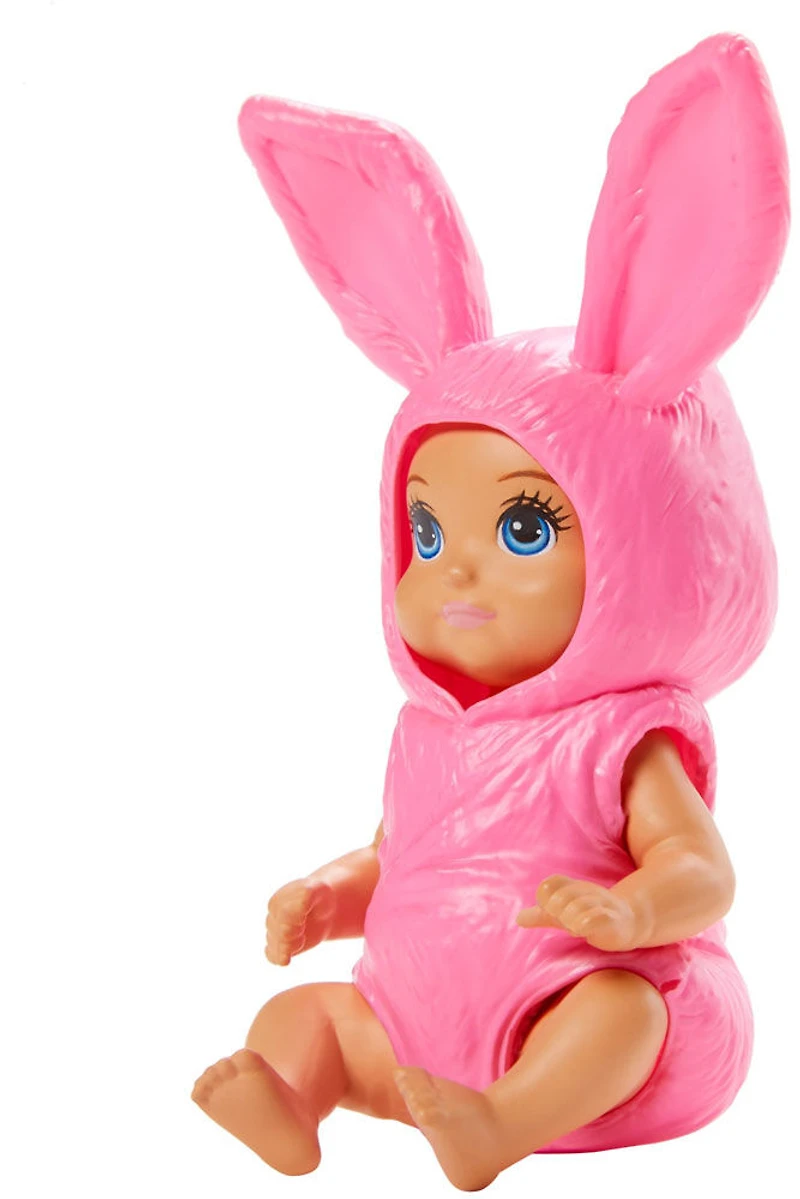 Poupée bébé ​Skipper Babysitters Inc. Barbie avec costume-barboteuse de lapin rose et couche amovibles