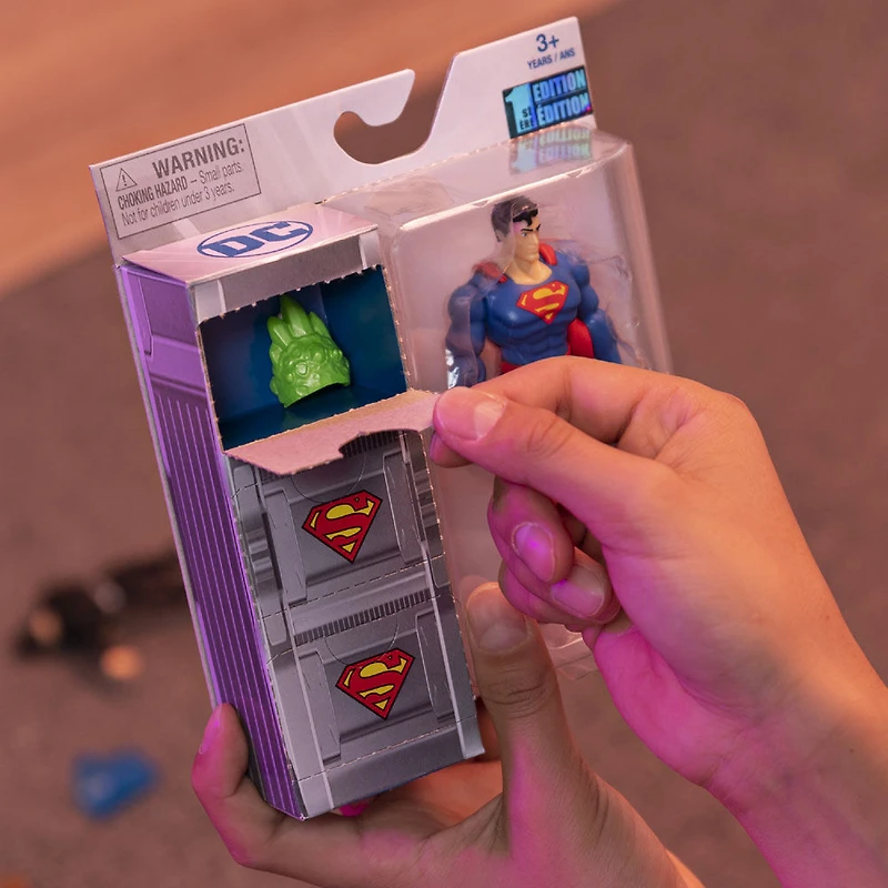 DC Comics, Figurine articulée SUPERMAN de 10 cm avec 3 accessoires mystère