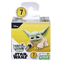 Star Wars The Bounty Collection Series 7, figurine miniature Grogu de 5,5 cm en pose " Inspection de sabre laser "