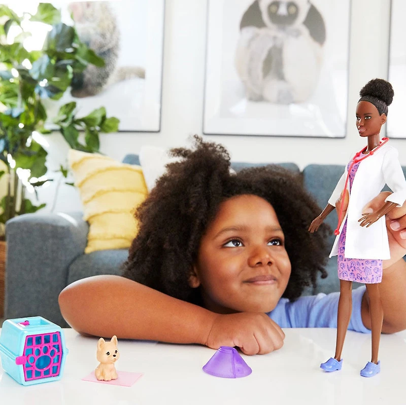 Barbie Vétérinaire et Accessoires avec Poupée Brune