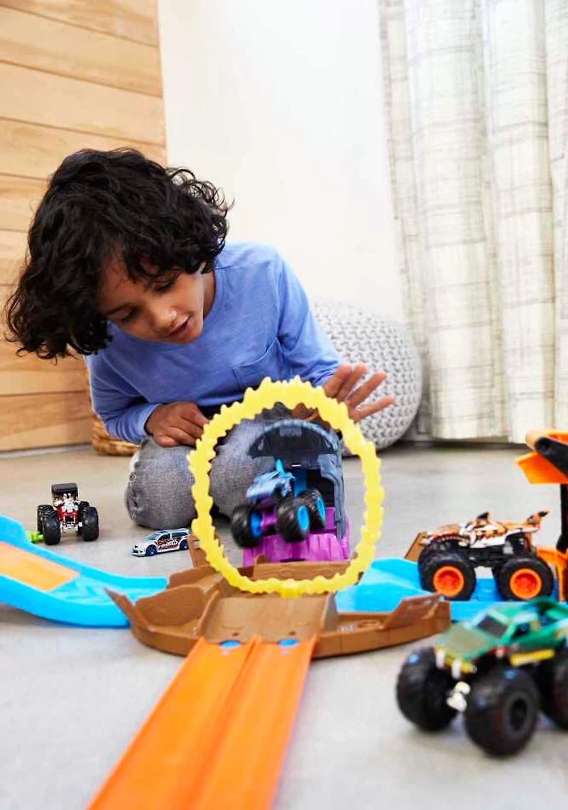 Hot Wheels Monster Trucks Ultimate Smash Pack Playset