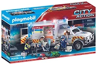 Ambulance avec secouristes et blessé