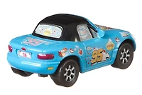 Bolides de course jouets Mia "Dinoco" et Tia "Dinoco" du film "Les Bagnoles" de Disney/Pixar