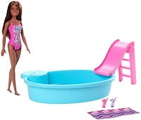 Poupée Barbie, brunette de 29,2 cm (11,5 po), et coffret de jeu Piscine avec glissade et accessoires