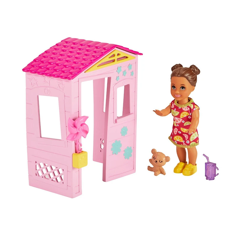 Barbie Skipper Babysitters Inc. Petite poupée pour tout-petit et maisonnette rose avec moulinet, ours en peluche et tasse