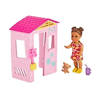 Barbie Skipper Babysitters Inc. Petite poupée pour tout-petit et maisonnette rose avec moulinet, ours en peluche et tasse