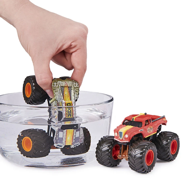 Monster Jam, Coffret de 2 monster trucks officiels en métal moulé Max-D vs Radical Rescue qui changent de couleur, échelle 1:64