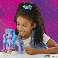 My Little Pony : Marquons les esprits, Étincelante Izzy Moonbow, poney violet