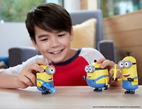 Les Minions - Otto Chante et Babille