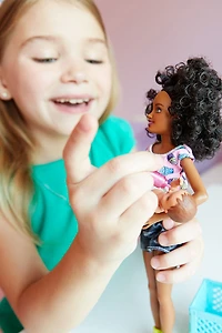 ​Coffret de jeu Barbie amie de ​Skipper avec chaise Haute et bébé qui change de couleur