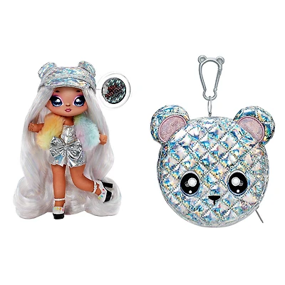 Poupée-mannequin Na Na Na Surprise 2 en 1 et sac à main métallique de la série Glam - Ari Prism, poupée portant une robe argentée prismatique et un chapeau avec sac à main ourson