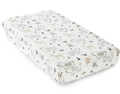 Housse de matelas à langer Levtex Baby aux motifs Bailey Taupe et Grey Woodland.