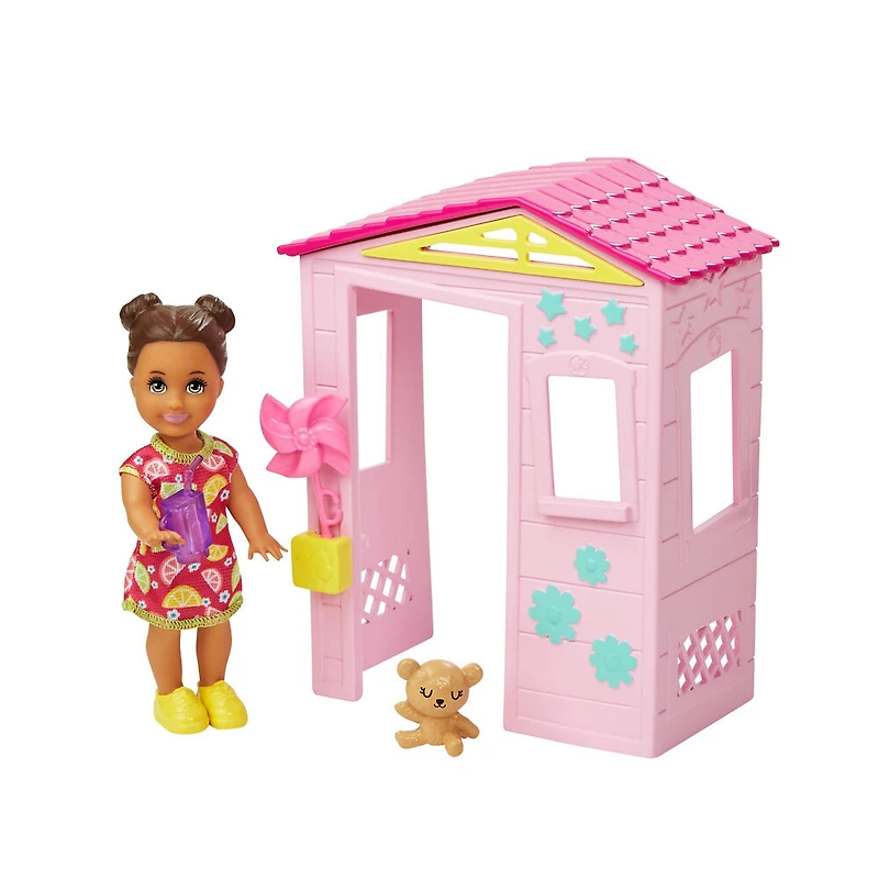 Barbie Skipper Babysitters Inc. Petite poupée pour tout-petit et maisonnette rose avec moulinet, ours en peluche et tasse