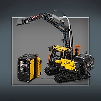 LEGO Technic Le camion Volvo FMX et l'excavatrice électrique EC230 42175