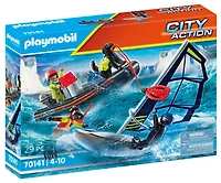 Vedette de sauveteurs et planchiste