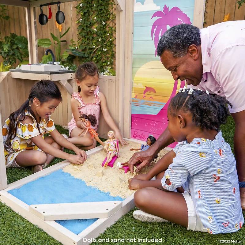 KidKraft Maisonnette d'extérieur Bord de mer en bois Barbie comprenant un ensemble de table et chaises fixable pour poupées
