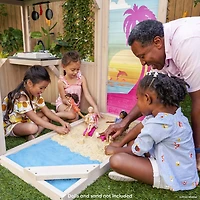 KidKraft Maisonnette d'extérieur Bord de mer en bois Barbie comprenant un ensemble de table et chaises fixable pour poupées