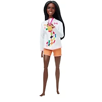 Poupée ​​Barbie Surfeuse des Jeux olympiques de Tokyo 2020 vêtue d'une tenue de surf, avec veste Tokyo 2020, médaille et planche de surf avec ailerons Tokyo 2020