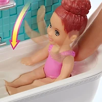 Coffret de jeu Barbie Skipper Babysitters Inc. avec baignoire, poupée Skipper Gardienne d'enfants et poupée de tout-petit avec bouton pour actionner les bras