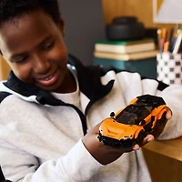 LEGO Speed Champions McLaren W1, La Véritable Supervoiture avec une Figurine, Voiture de Course 77257