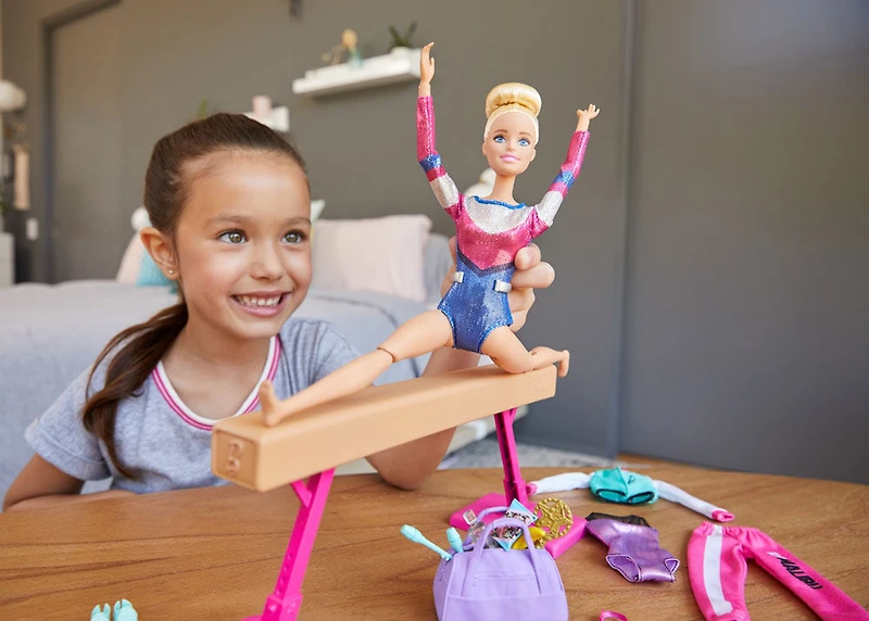 Coffret de jeu Barbie Gymnaste avec poupée, poutre d'équilibre et plus de 15 accessoires