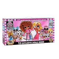 Studios magiques de cinéma LOL Surprise OMG avec 70+ surprises, 12 poupées incluant 2 poupées-mannequins, 4 plateaux de studio cinématographique, écran vert, emballage de style plateau de tournage/salle de cinéma et accessoires de film