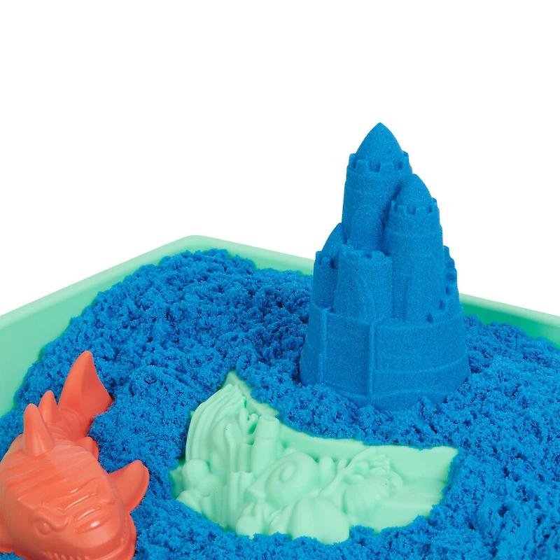 Kinetic Sand, Coffret Bac à sable, 454 g de sable, bac à sable, 4 moules et outils, jouets sensoriel pour les enfants à partir de 3 ans (les styles peuvent varier)