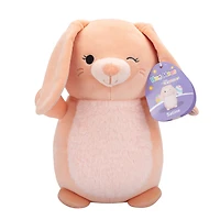 Squishmallows de 25,4 cm Hugmees de Pâques - Satine lapin pêche clin d'oeil