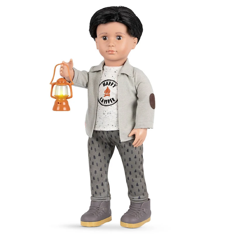 Tenue pour poupée garçon 46 cm et lanterne lumineuse, Campsite Delight, Our Generation