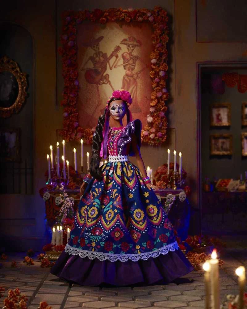 Poupée ​Barbie Día de Muertos 2022, vêtue d'une chemise, d'une veste et d'un sombrero