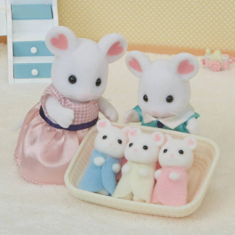 Calico Critters Marshmallow Mouse Triplets, lot de 3 figurines de poupée à collectionner avec accessoire berceau