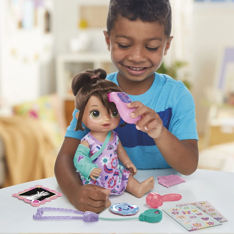 Baby Alive, Bella va mieux, coffret de poupée (cheveux bruns) pour jouer au docteur