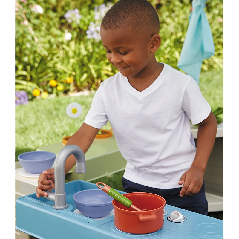 Maisonnette de jeu de rôle de jardin Little Tikes avec cuisine factice, jardin et auvent